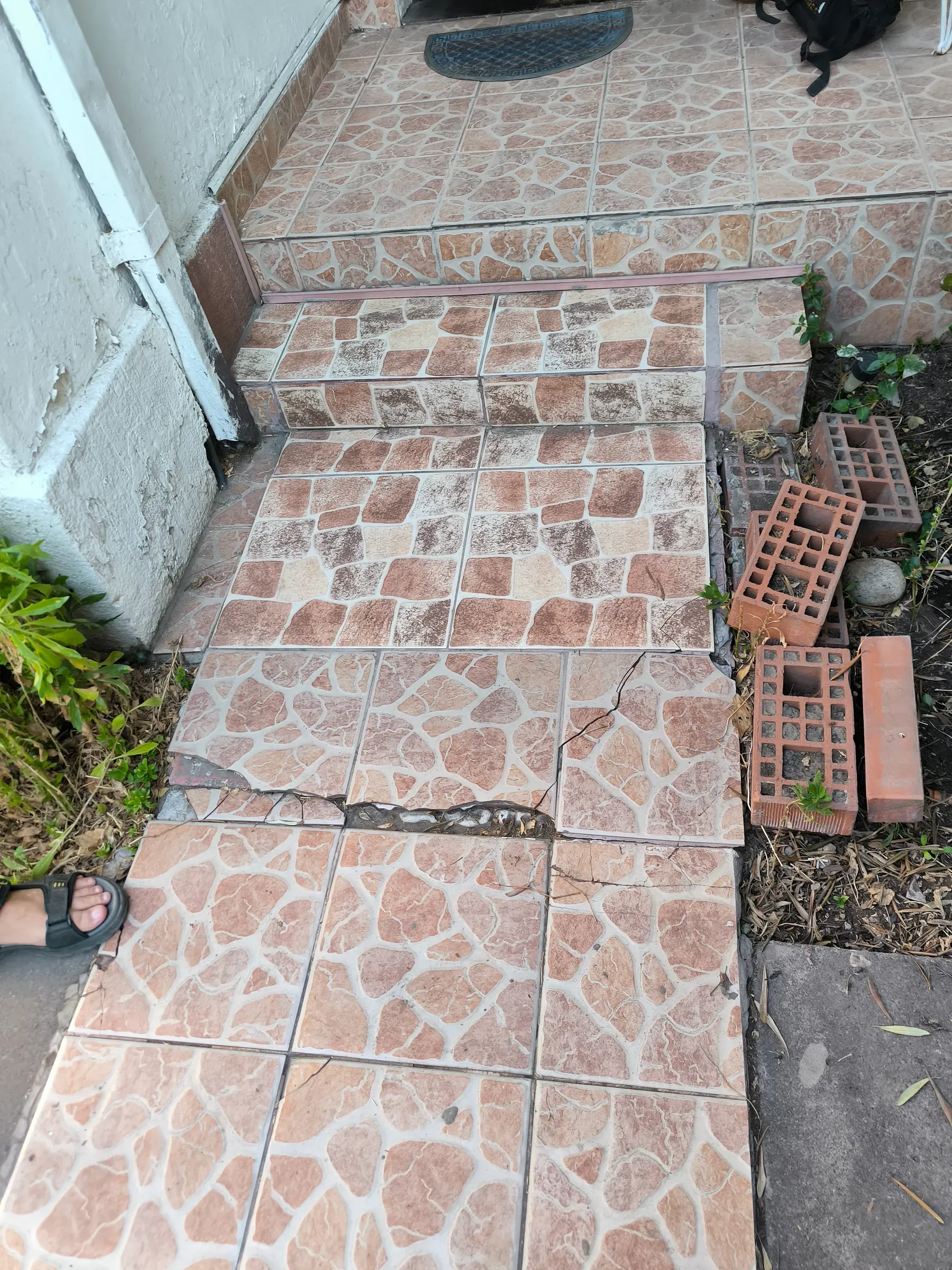 El acceso antes de la obra, con las palmetas quebradas y desniveladas
