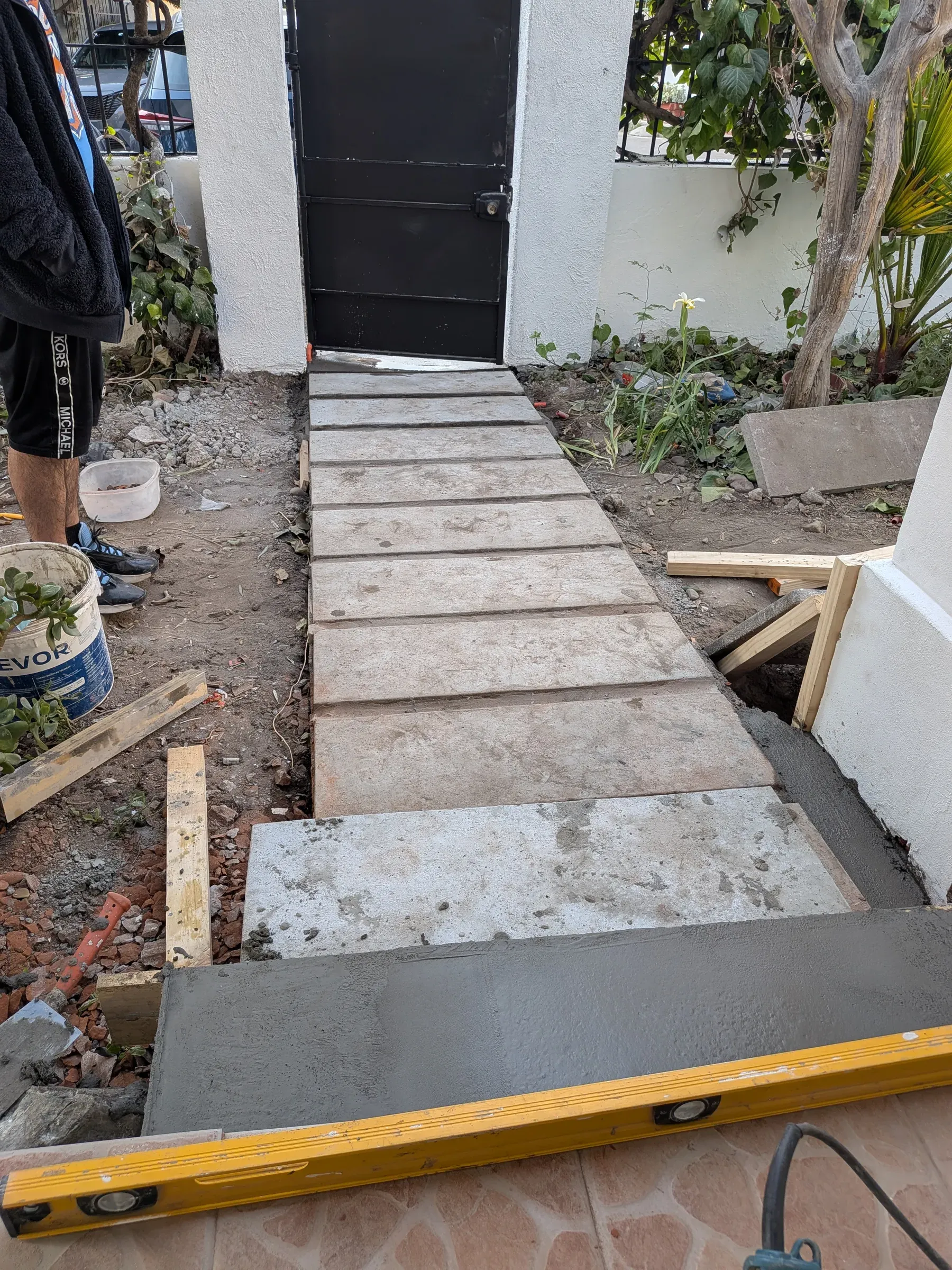 Construcción de la camineria principal, con los pastelones recién asentados