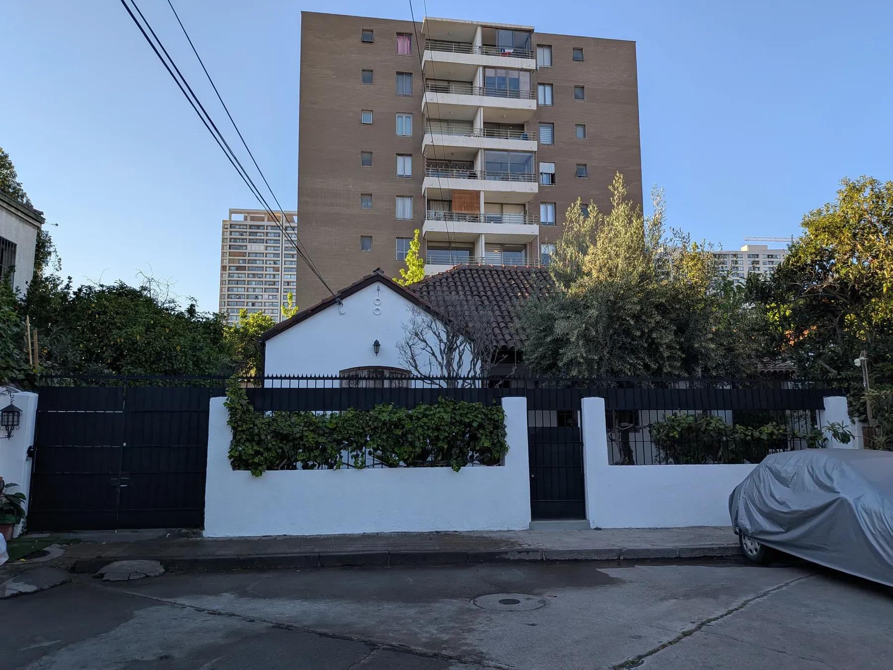 La casa desde la calle una vez terminada, con el muro y el portón recuperados