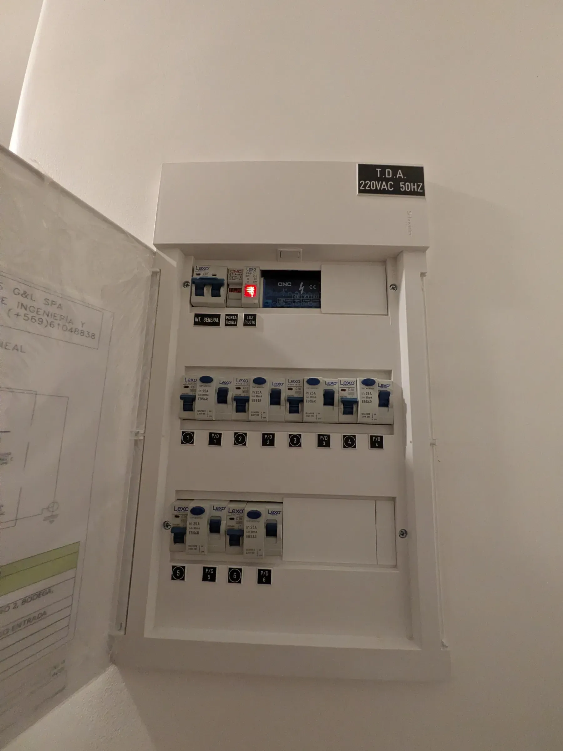 El tablero eléctrico nuevo, con sus automáticos y el diagrama de circuitos