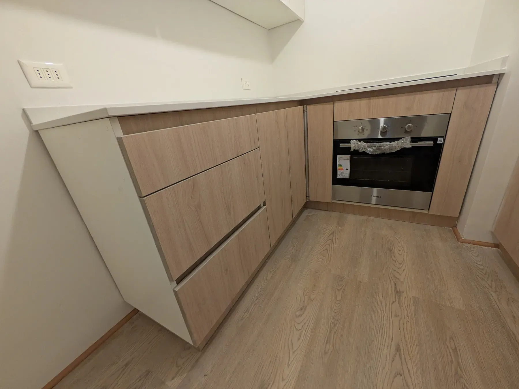Cajonera de la cocina terminada, con tiradores ocultos