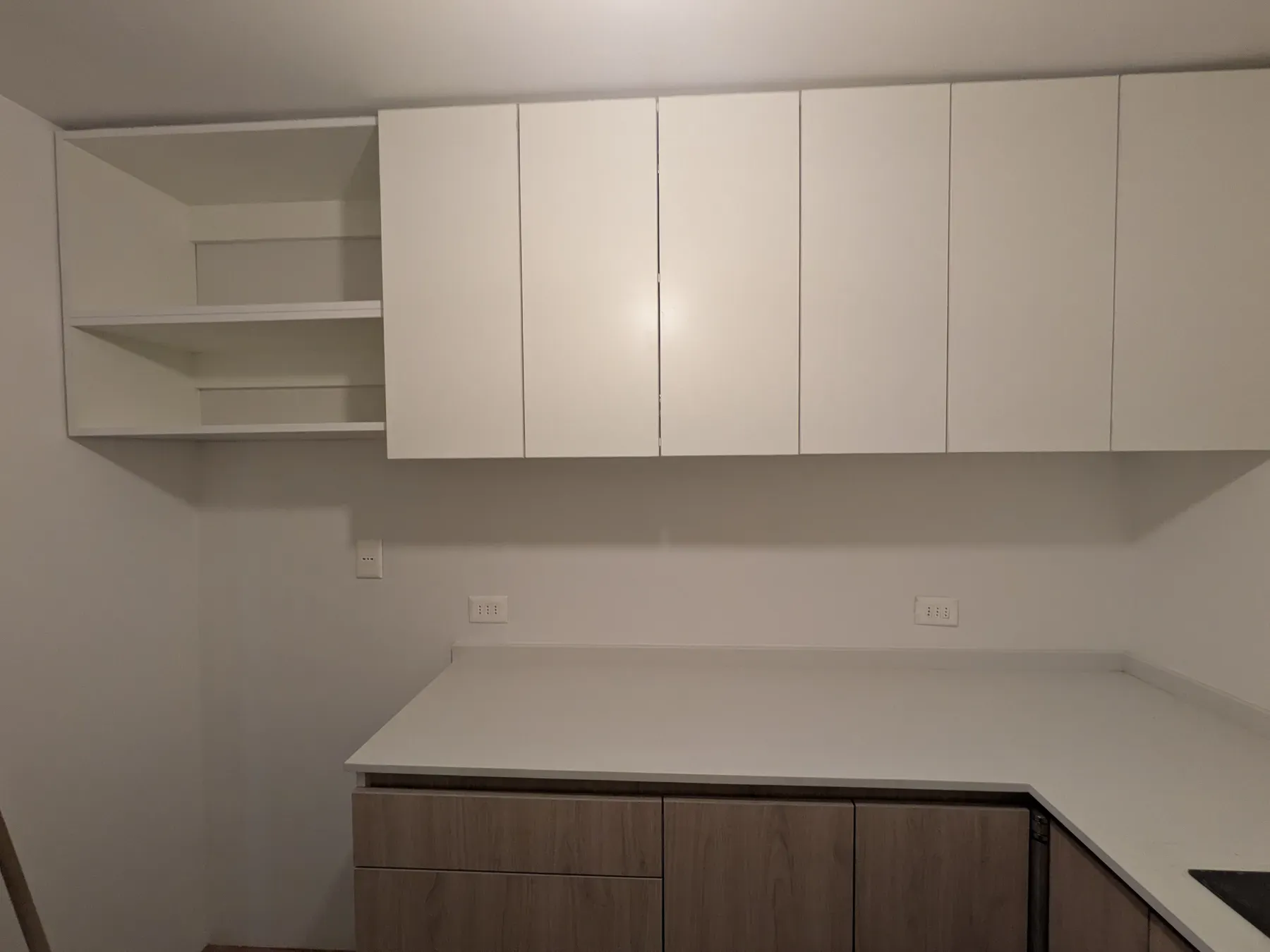 Los muebles superiores y las repisas ya instalados, sobre la cubierta terminada