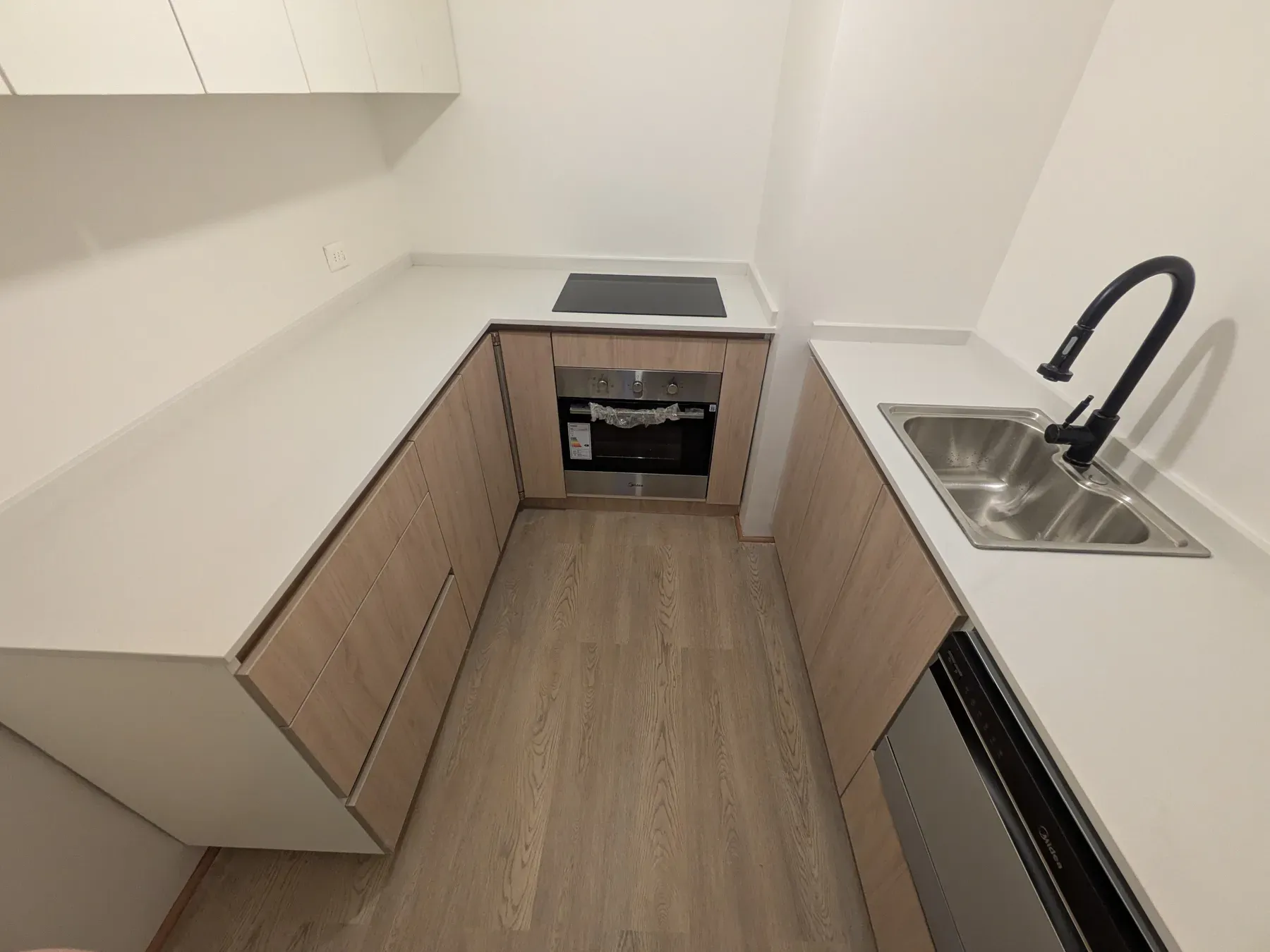 La misma cocina desde el otro extremo, con el lavaplatos y la cubierta continua