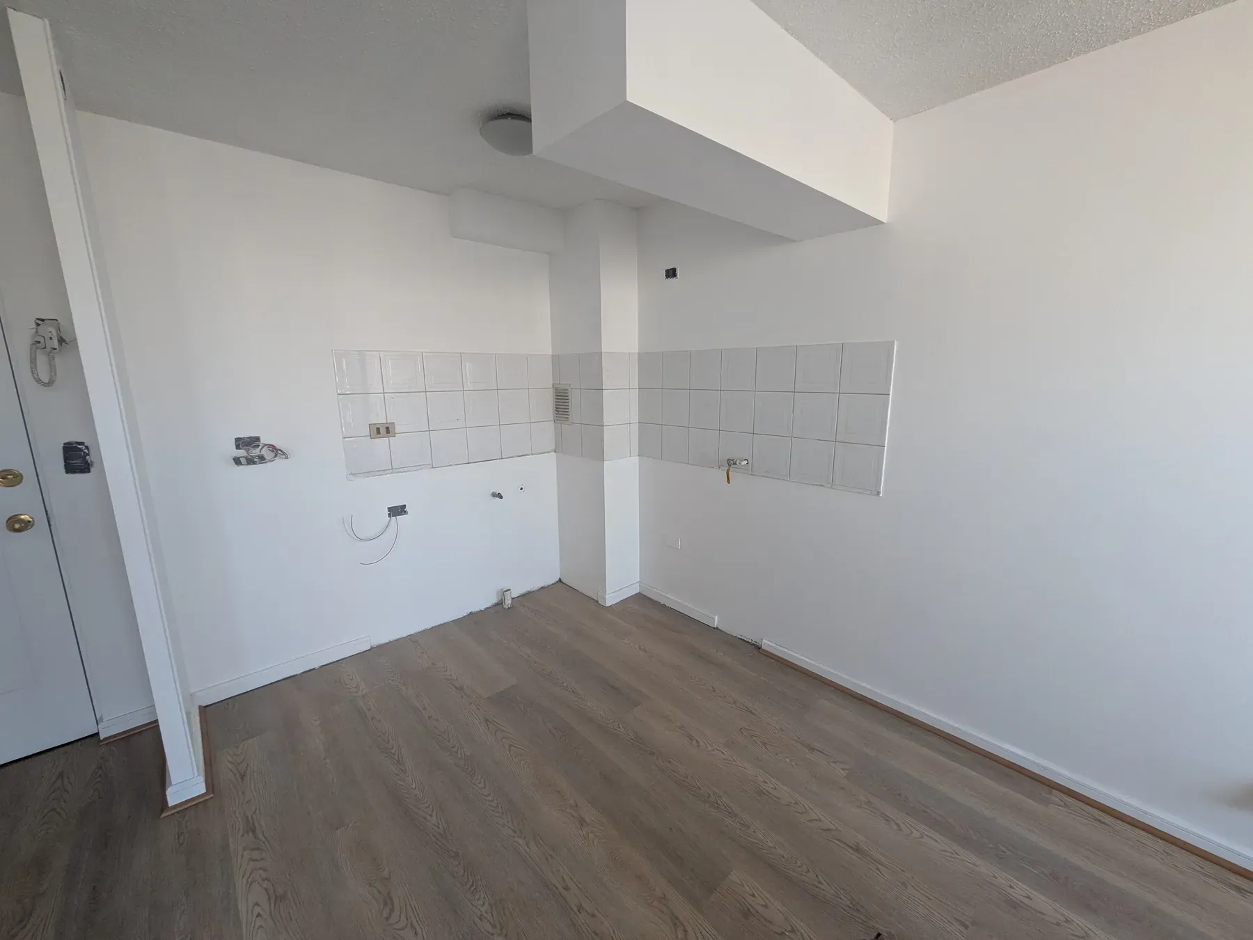 Espacio despejado y con muros terminados, listo para recibir los muebles